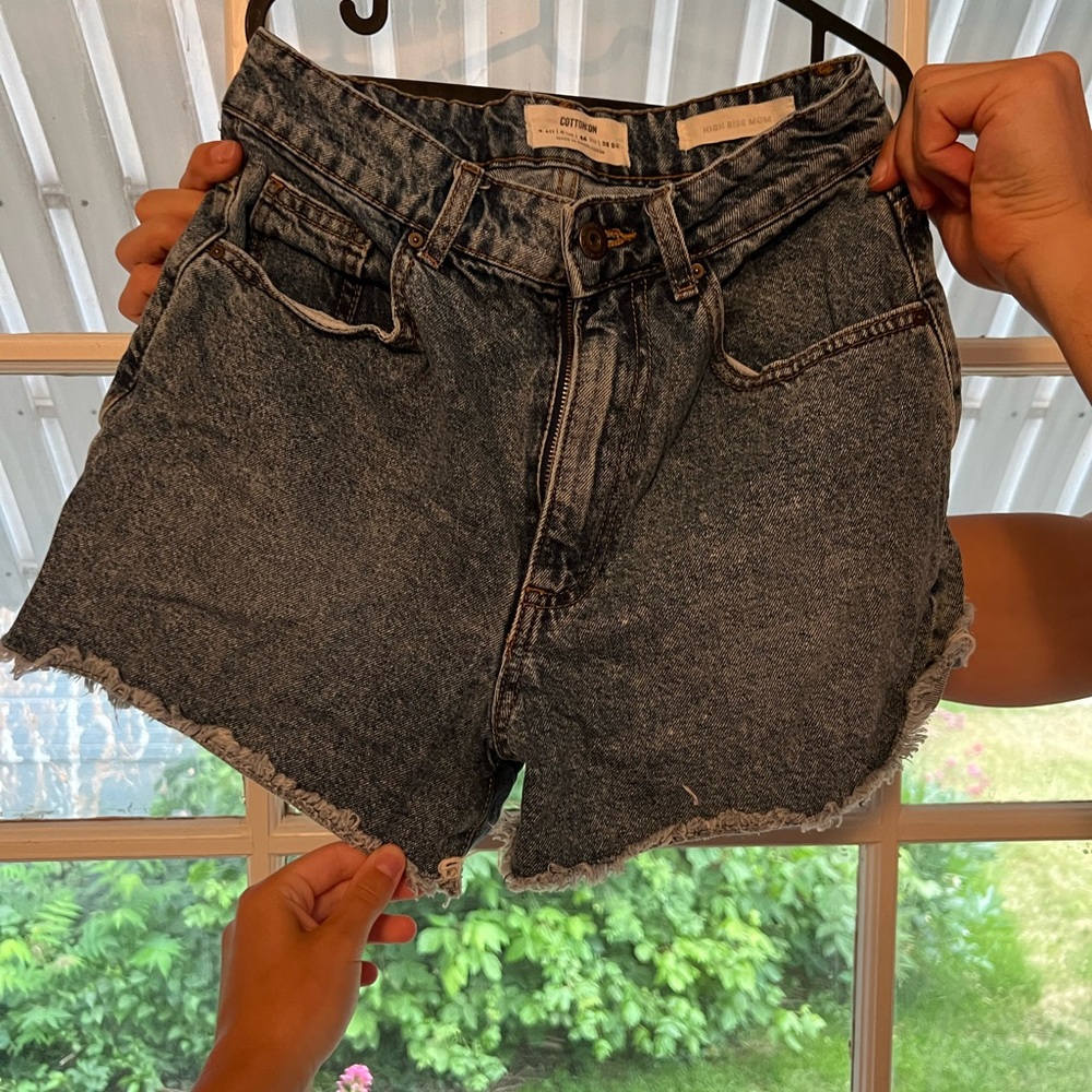 Cute mid waist denim shorts!